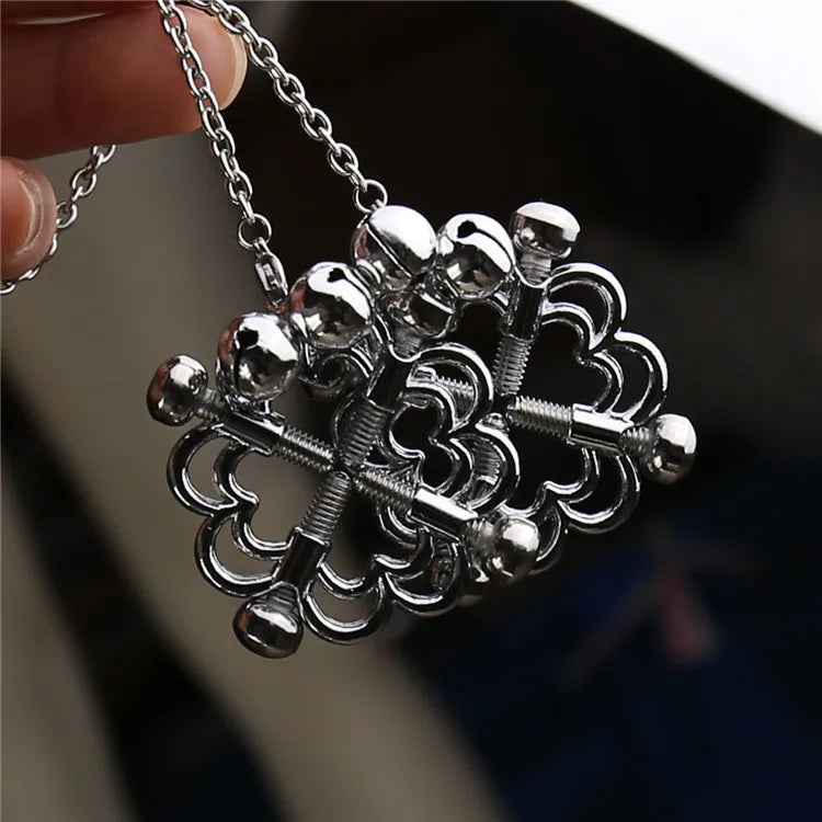 Écrins de Volupté : Pinces à Seins Florales et Chaîne de Liaison